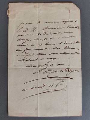 une feuille de papier sur laquelle figurent des notes manuscrites, posée sur une table