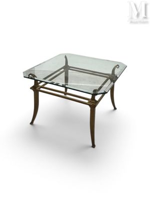 une image représentant une table basse avec un plateau en verre sur fond blanc