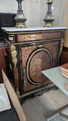 une petite table sur laquelle se trouve un livre, dans une pièce