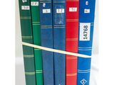 plusieurs livres sont empilés sur une surface blanche