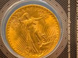 un gros plan d'une pièce de monnaie dans un emballage posé sur une table