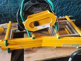 une machine jaune posée sur une table