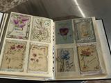une boîte contenant tout un tas de cartes
