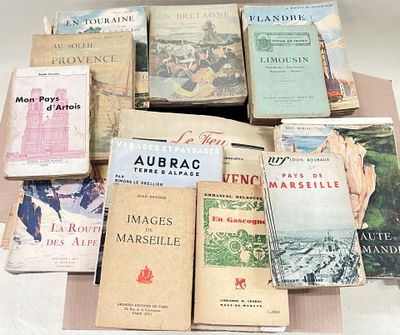 un grand nombre de livres posés sur une table
