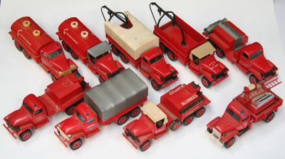 un grand nombre de camions jouets posés sur une table
