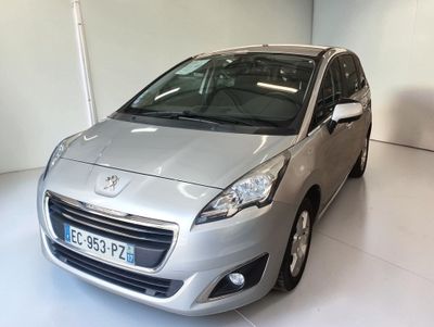 La petite voiture argentée est garée dans le garage de l'immeuble.