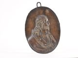 une photo d'une plaque en bronze représentant un homme barbu