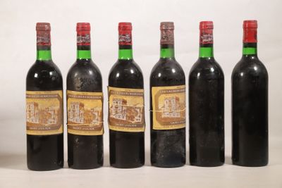 six bouteilles de vin sont alignées dans une rangée
