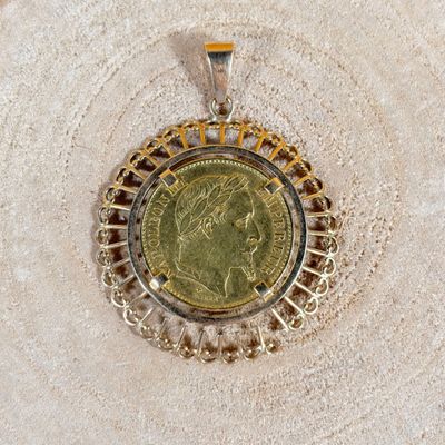 un gros plan d'une pièce d'or entourée d'une chaîne