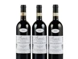trois bouteilles de vin posées les unes à côté des autres sur une surface blanche