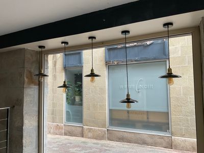 plusieurs luminaires suspendus au plafond d'un immeuble