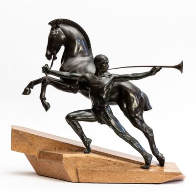 statue en bronze représentant un homme à cheval, muni d'un arc et de flèches