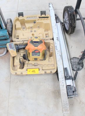une boîte à outils posée par terre à côté d'une machine