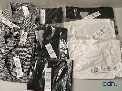 un tas de vêtements posés sur une table