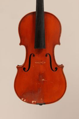 un vieux violon posé sur une surface blanche