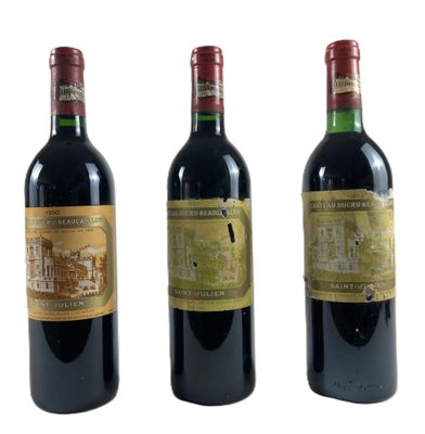 trois bouteilles de vin sont alignées sur une surface blanche