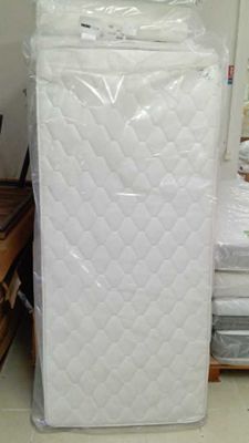 un matelas posé sur une pile de cartons