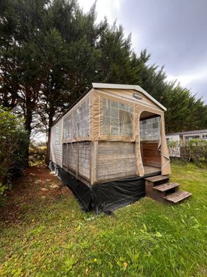 une petite maison au milieu de l'herbe