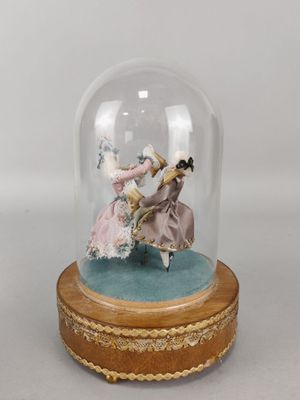 un dôme en verre contenant une figurine