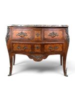 Commode sauteuse galbée en bois de placage, ouvrant par troi…