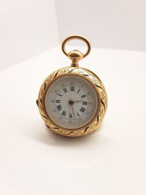 une image d'une montre de poche en or avec des chiffres romains sur le cadran
