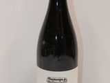 une bouteille de vin posée sur une table