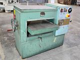 une machine posée à même le sol dans un entrepôt