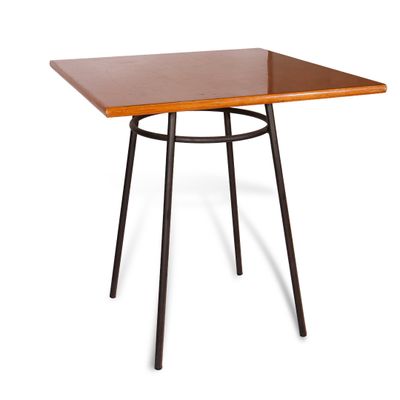une table carrée avec un plateau en bois et des pieds en métal