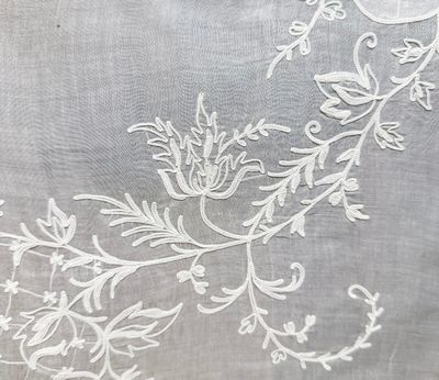 un gros plan sur une broderie réalisée sur un morceau de tissu