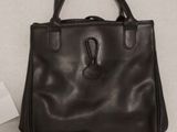 un sac à main noir avec une étiquette sur le côté