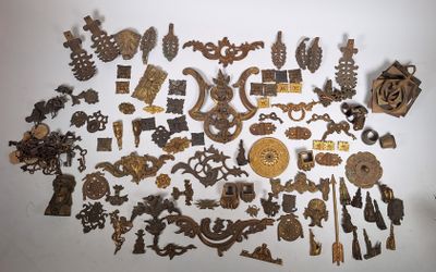 une vaste collection d'objets anciens en métal posés sur un fond blanc