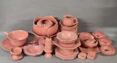 CHAROLLES, faïence rose. Partie de service de table.