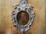 une plaque sur laquelle figure la photo d'un homme