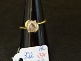 une bague ornée d'un diamant au sommet d'un cône noir