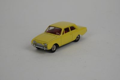 petite voiture jaune posée sur une surface blanche, avec un fond blanc