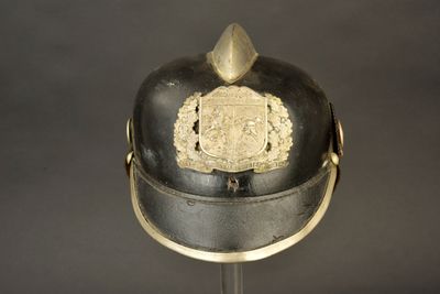 un casque orné d'un blason