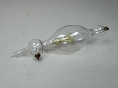 une image représentant une bouteille en verre contenant une ampoule