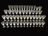 beaucoup de verres à vin posés sur la table