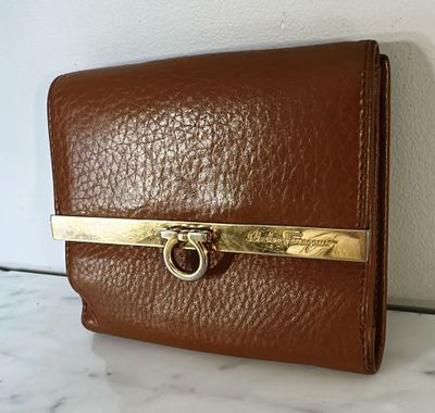 SALVATORE FERRAGAMO - Porte-feuille en cuir grainé marron à …