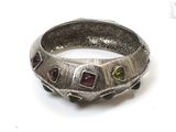 une image représentant une bague en argent sertie de grenats