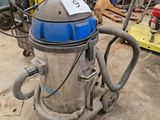 un aspirateur posé par terre dans le garage