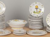beaucoup d'assiettes et de bols sur la table