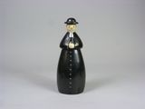 figurine en céramique noire représentant un homme portant un haut-de-forme et un manteau