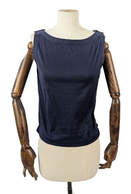 le mannequin porte un haut bleu avec un bras en bois