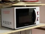 un micro-ondes posé sur une étagère dans une cuisine