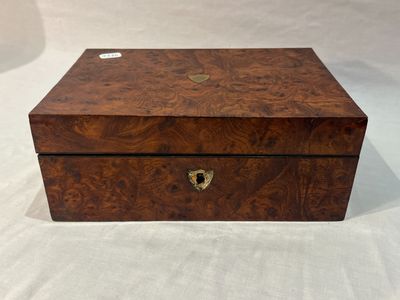 une boîte ancienne en bois avec des ferrures en laiton sur le couvercle
