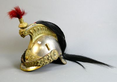 un casque doré orné d'une plume rouge