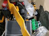 une photo d'une boîte remplie d'objets divers, dont un radiateur et un radiateur