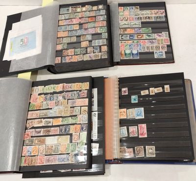 beaucoup de timbres dans une chemise sur la table