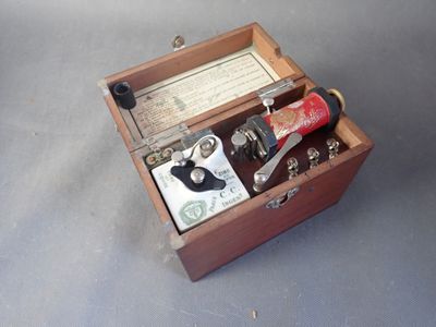 une petite boîte en bois contenant de nombreux outils